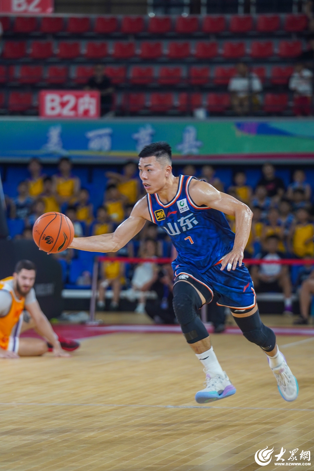 山东男篮训练开放日，赛前迎来里程碑引欢呼，欧超杯在即，年轻球员得到机会的简单介绍