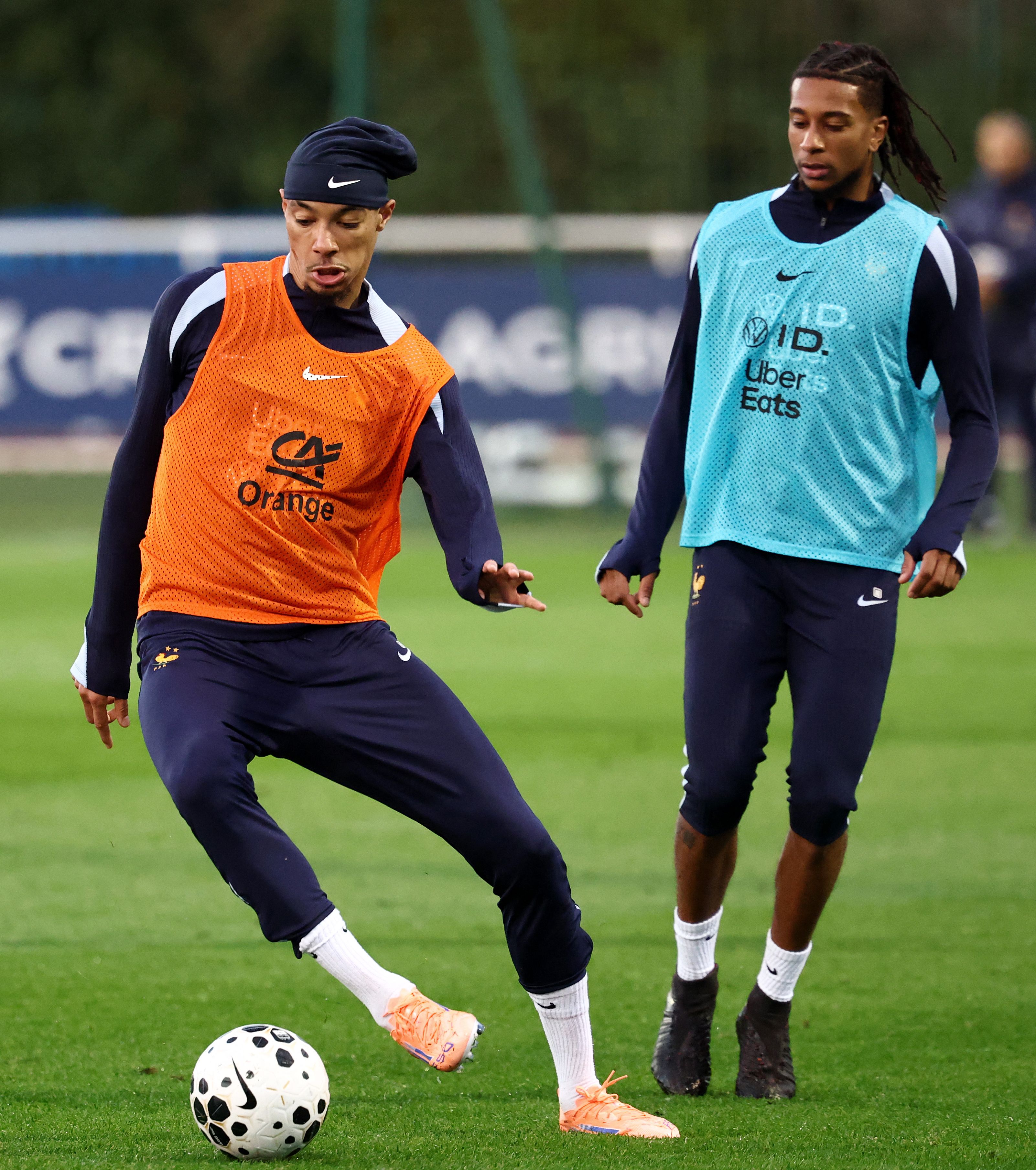 包含赛后阿贾克斯备战法甲，防线松动细节曝光，目标明确，年轻球员得到机会的词条