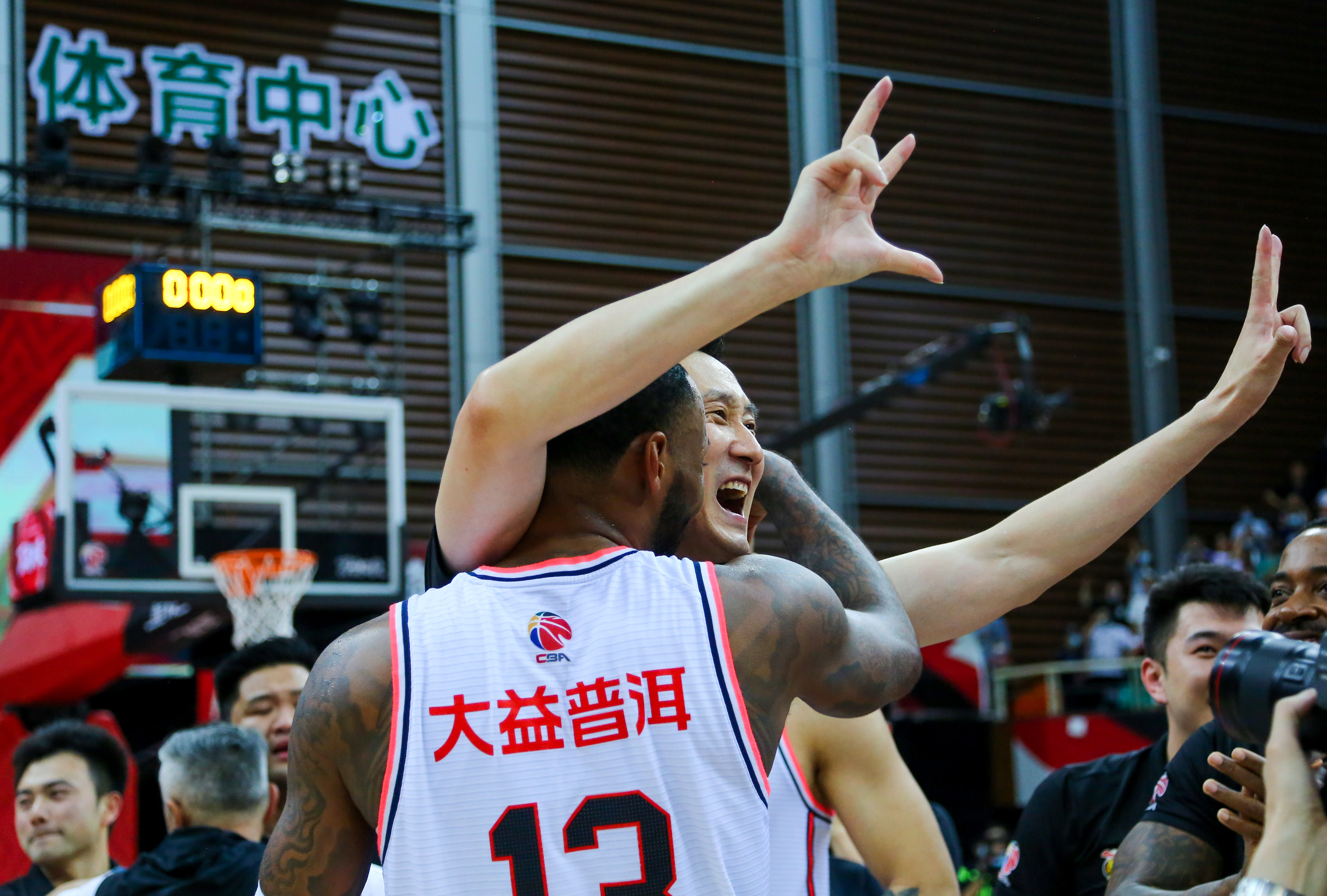 拜仁慕尼黑关键时刻回应争议;志在CBA常规赛名次提升;信心回归;年轻球员得到机会的简单介绍 拜仁慕尼黑关键时刻回应争议;志在CBA常规赛名次提升;信心回归;年轻球员得到机会的简单介绍